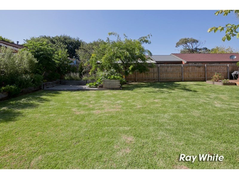 16 Bayside Grove, Seaford VIC 3198