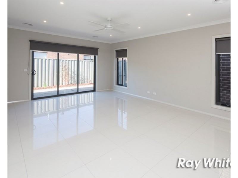 27 Brittle Gum Road, Cranbourne East VIC 3977