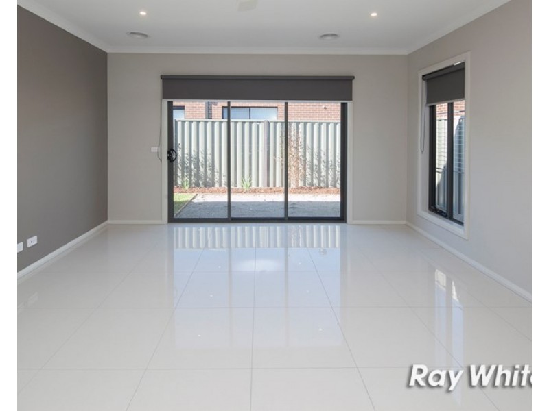 27 Brittle Gum Road, Cranbourne East VIC 3977