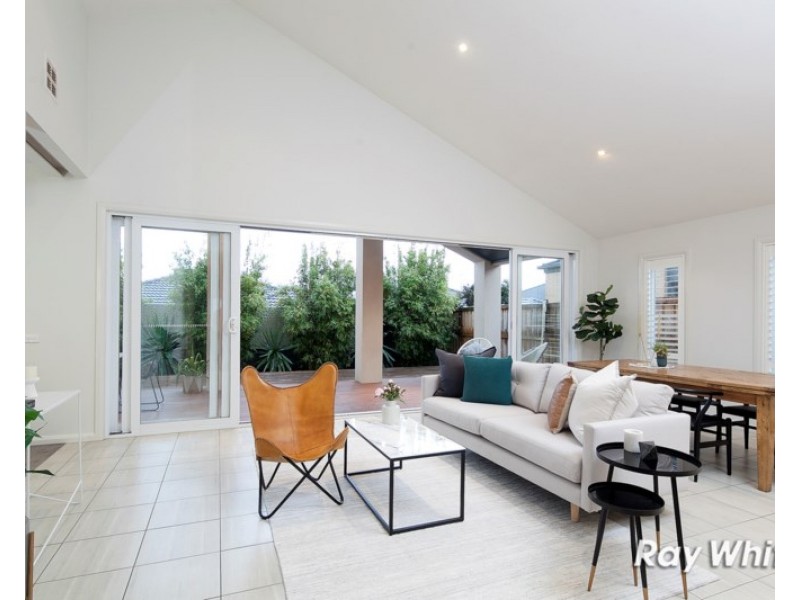 13 Crepe Avenue, Cranbourne West VIC 3977