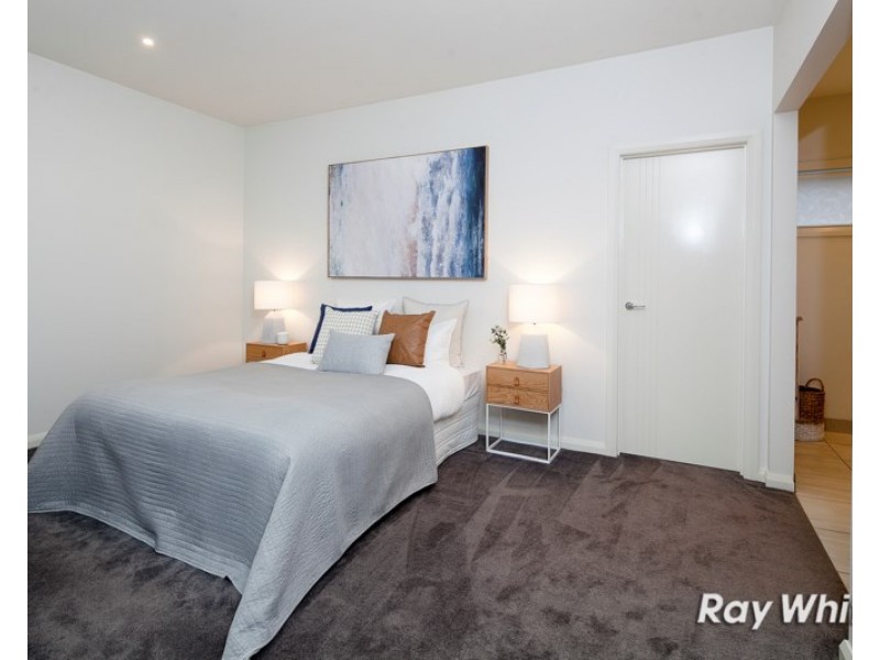 13 Crepe Avenue, Cranbourne West VIC 3977