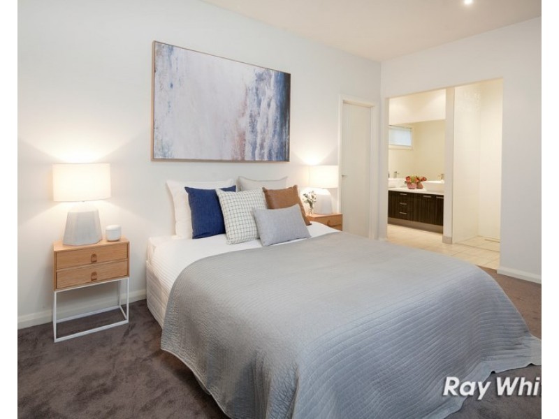 13 Crepe Avenue, Cranbourne West VIC 3977