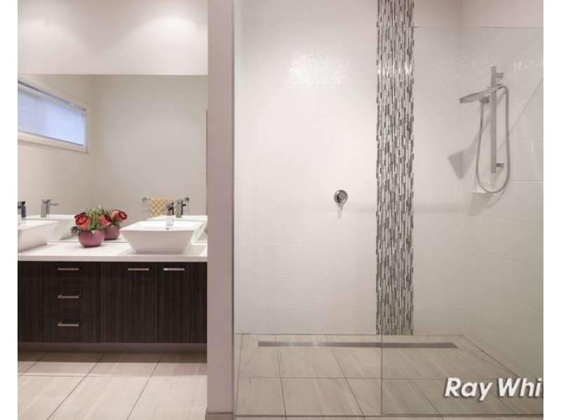 13 Crepe Avenue, Cranbourne West VIC 3977