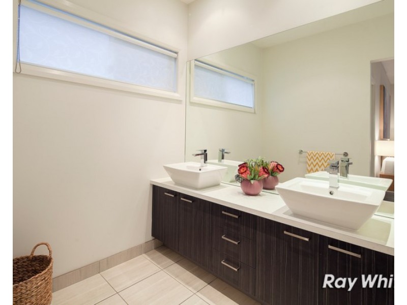 13 Crepe Avenue, Cranbourne West VIC 3977