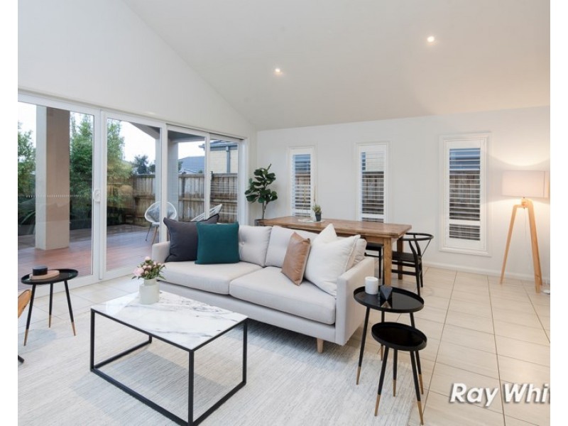 13 Crepe Avenue, Cranbourne West VIC 3977