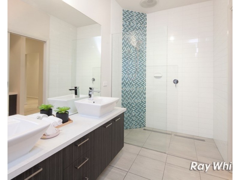 13 Crepe Avenue, Cranbourne West VIC 3977