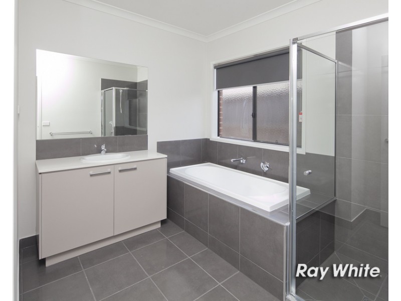 35 Alarah Boulevard, Cranbourne West VIC 3977