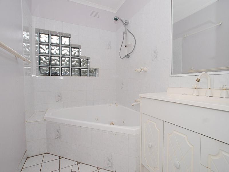 5 Woodlands Road, Cranbourne South VIC 3977