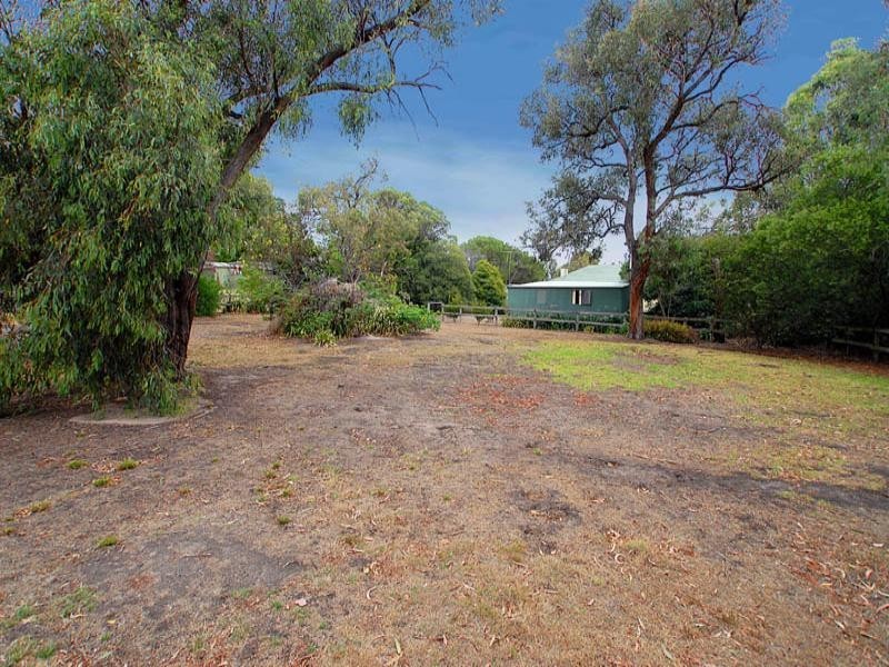 5 Woodlands Road, Cranbourne South VIC 3977