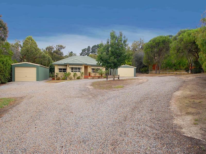 5 Woodlands Road, Cranbourne South VIC 3977