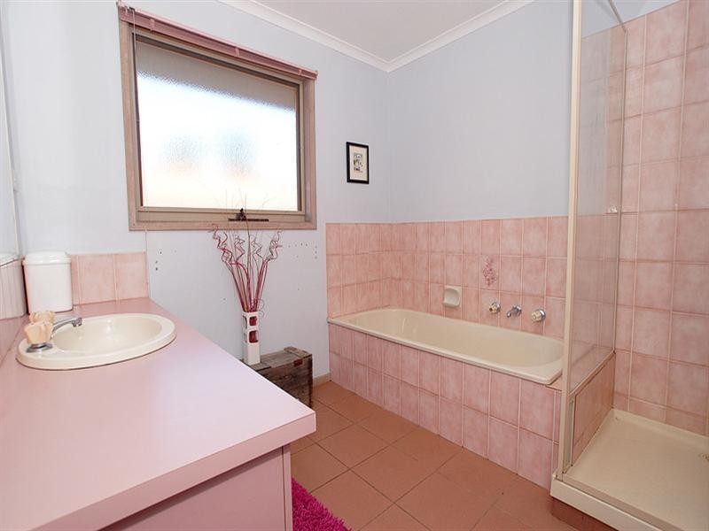 8 WARATAH Court, Langwarrin VIC 3910