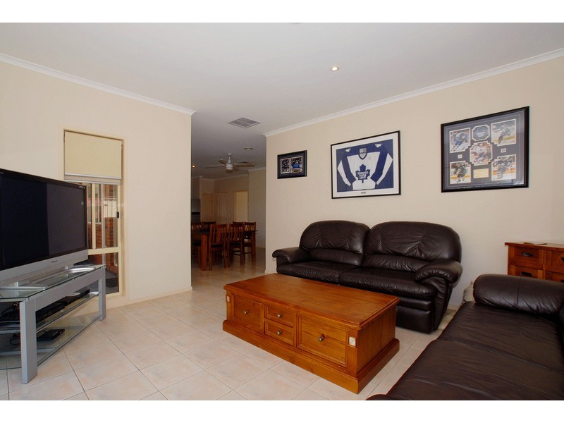 15 Huntingtower Crescent, Langwarrin VIC 3910