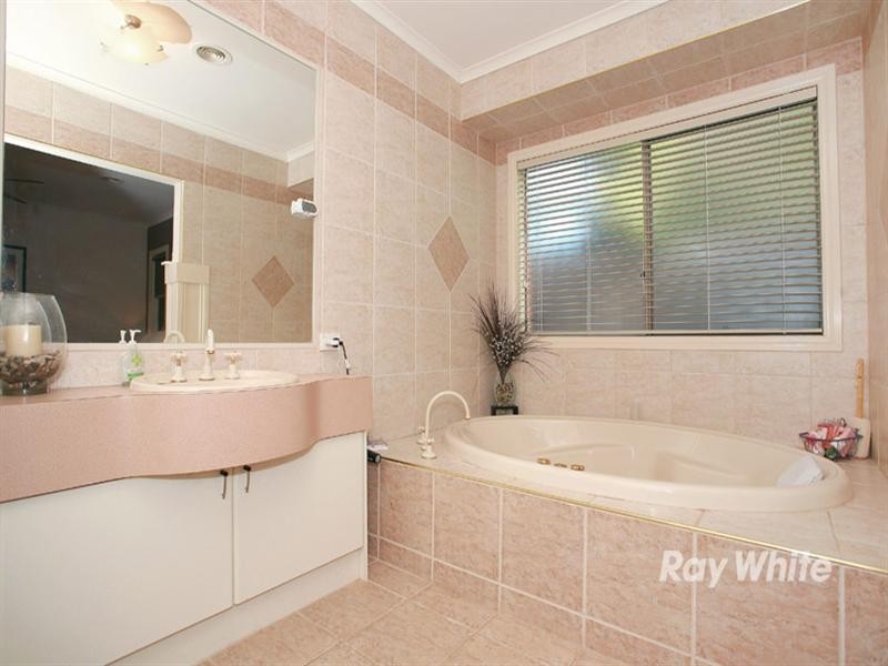 8 Bottlebrush Court, Langwarrin VIC 3910