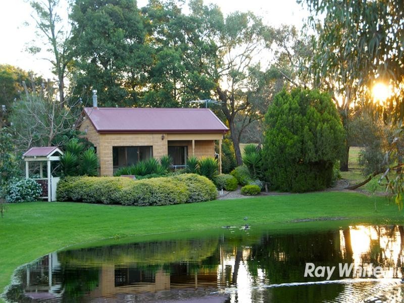 33 Leisureland Drive, Langwarrin VIC 3910