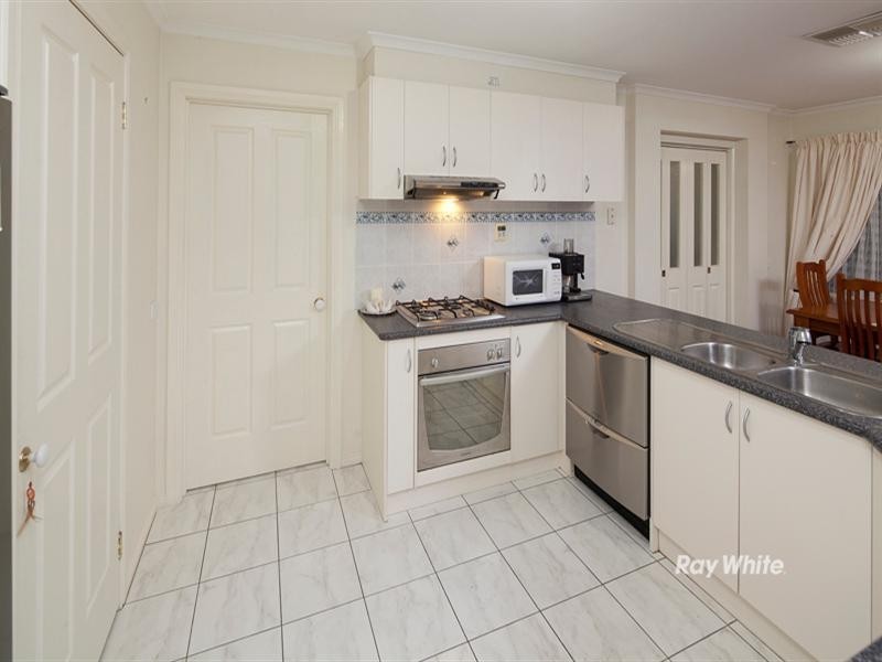 21 Nyarrin Place, Cranbourne West VIC 3977