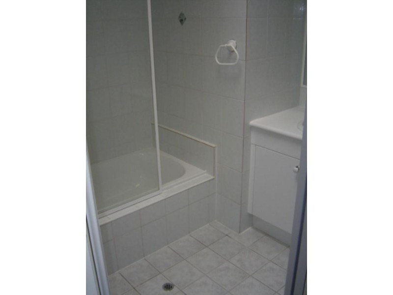 4/2 Landsborough Avenue, Scarborough QLD 4020