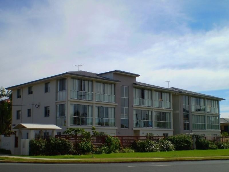 1/2 Queen Street, Scarborough QLD 4020