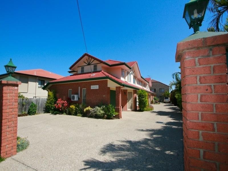 2/21 Downs Street, Redcliffe QLD 4020
