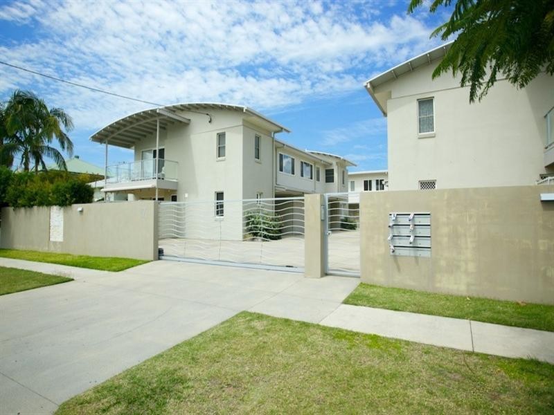 2/7 Warde Street, Scarborough QLD 4020