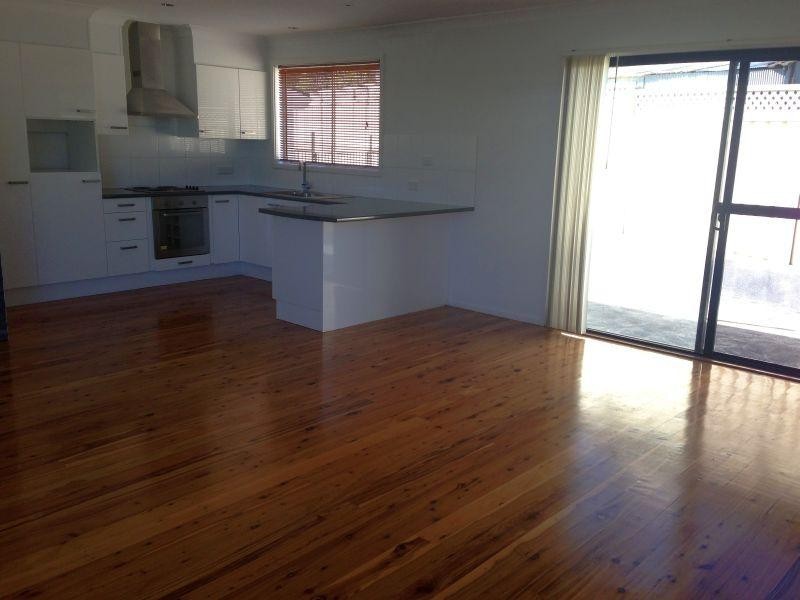 10 Lakeside Drive, Kanahooka NSW 2530