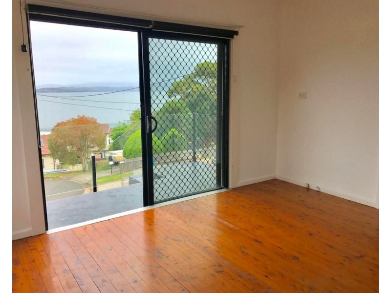 68 Grand View Parade, Lake Heights NSW 2502