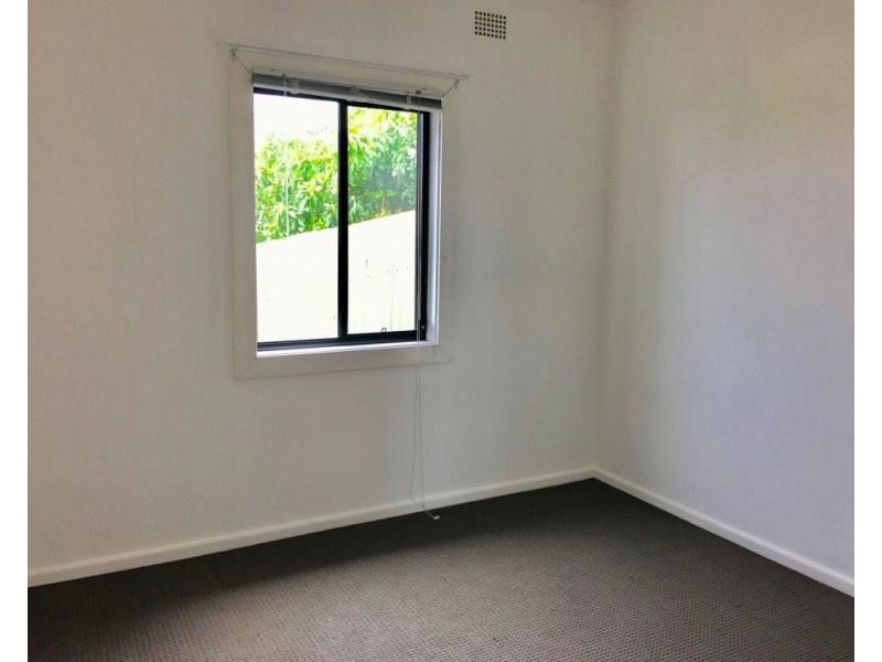 68 Grand View Parade, Lake Heights NSW 2502