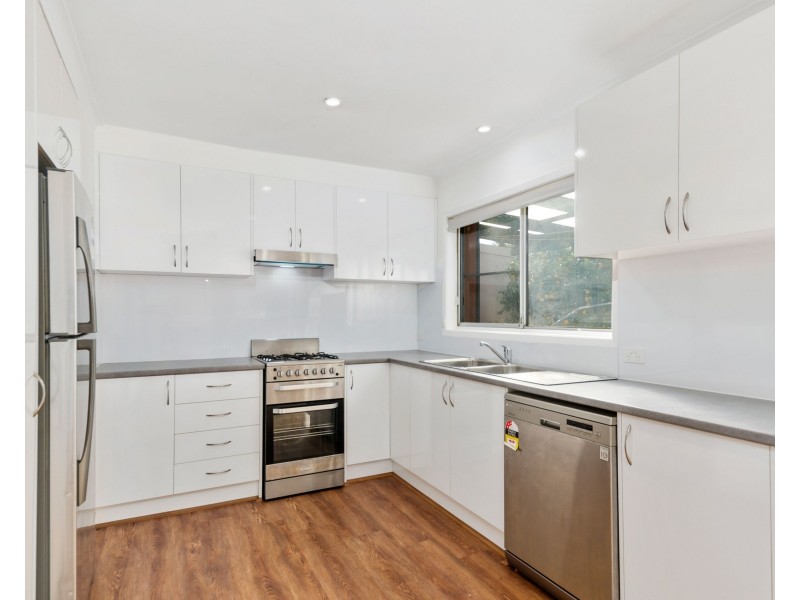 8 Cleary Avenue, Kanahooka NSW 2530