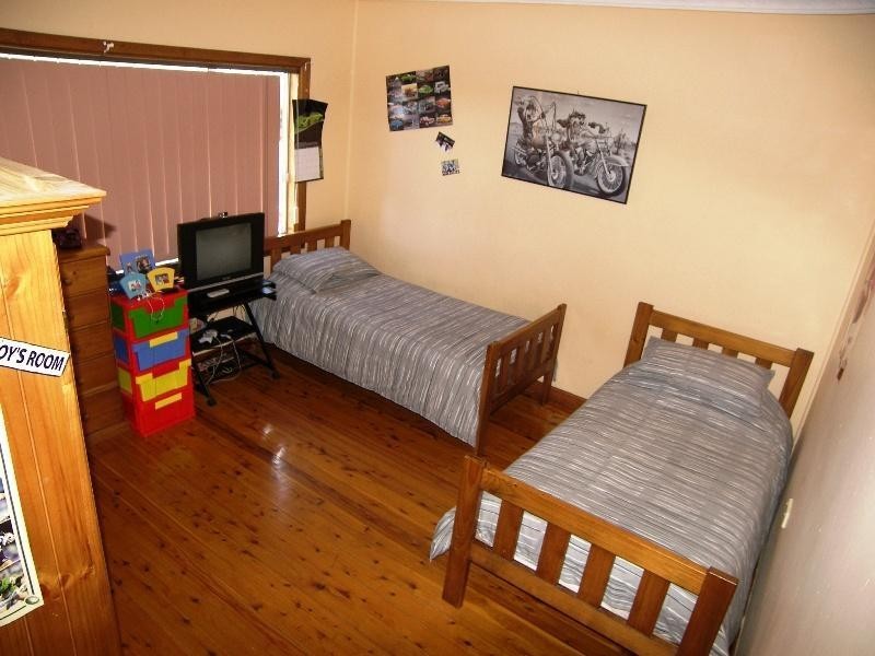 4 Arnold Crescent, Lake Heights NSW 2502