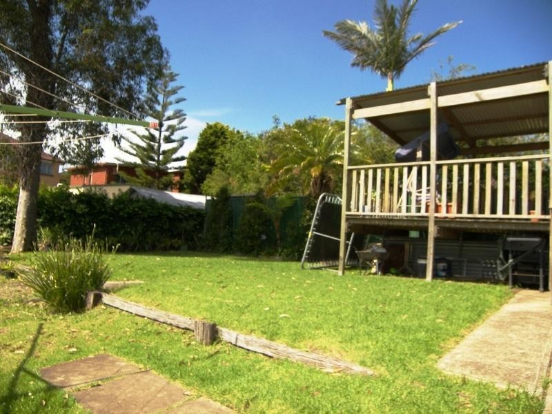 4 Arnold Crescent, Lake Heights NSW 2502
