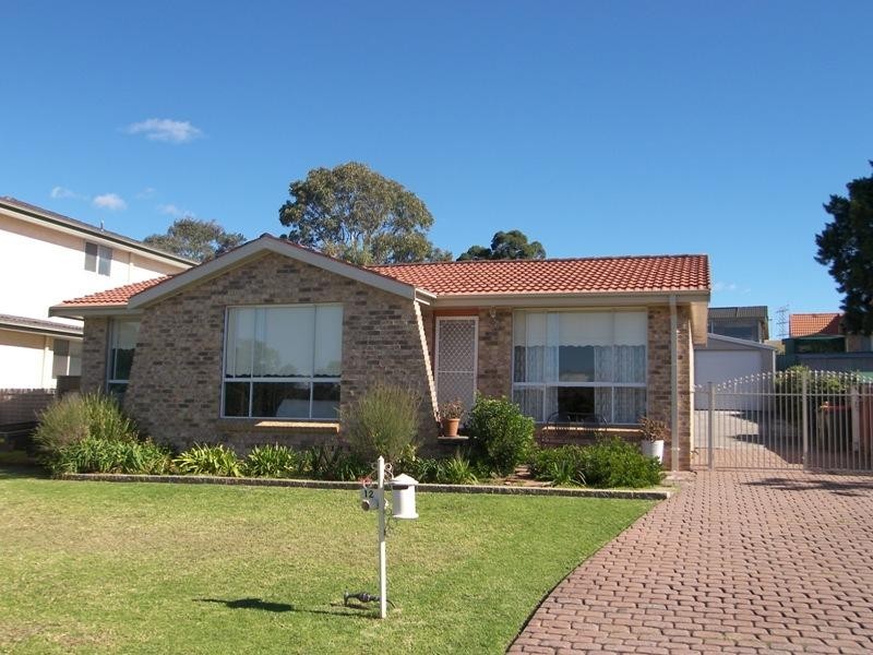 12 Fromholz Crescent, Dapto NSW 2530