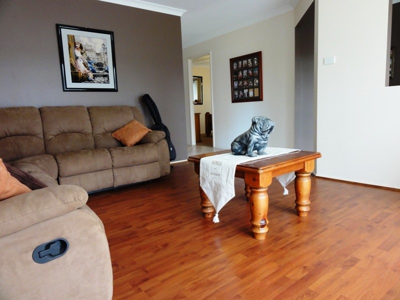 15 Mundoonen Crescent, Horsley NSW 2530