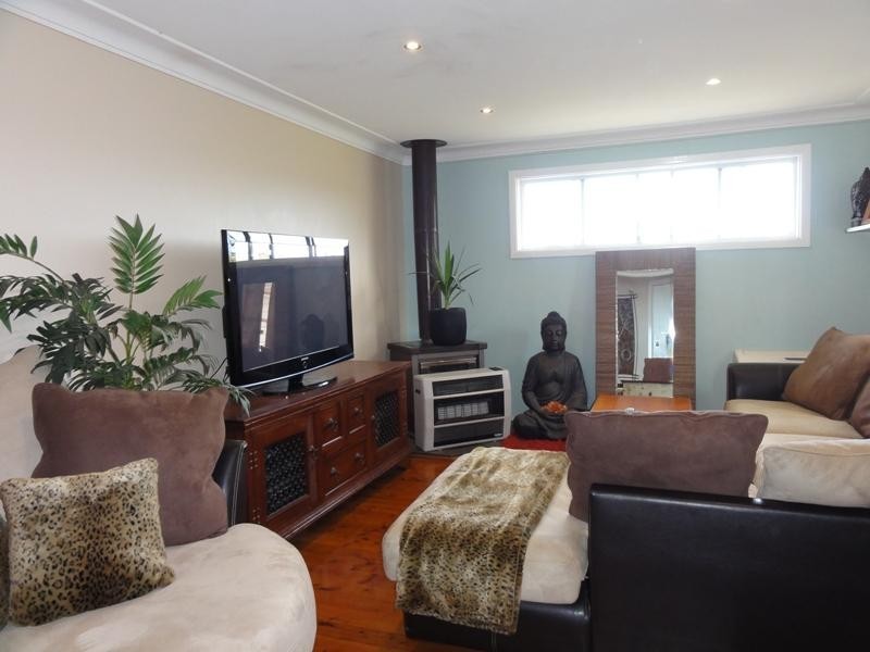 50 Stanley Avenue, Farmborough Heights NSW 2526