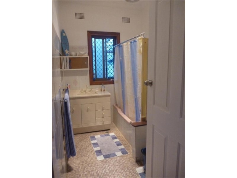 86 Barina Avenue, Lake Heights NSW 2502