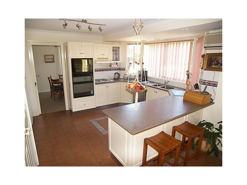 15 Carlon Crescent, Farmborough Heights NSW 2526
