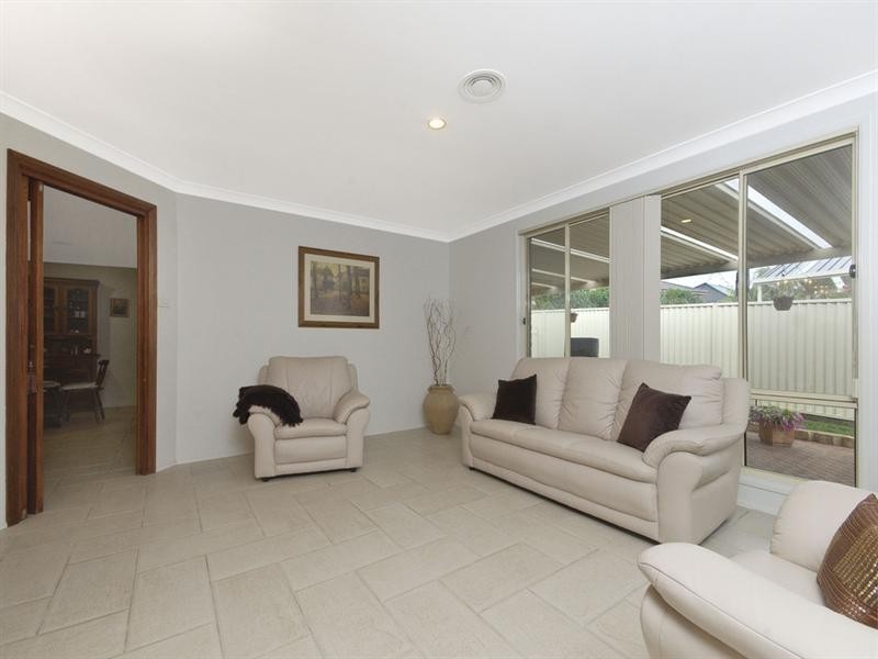 8 Kirriemuir Glen, Horsley NSW 2530