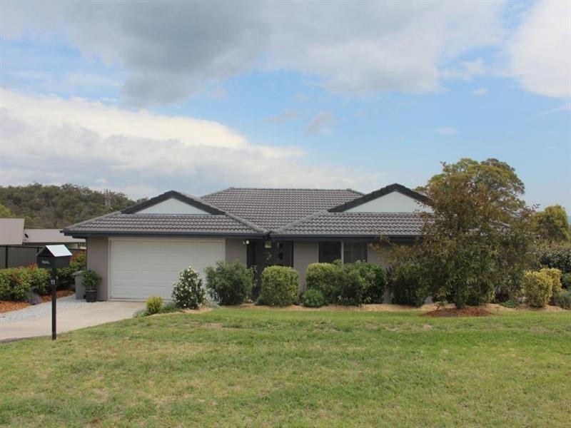 11 Parkes Drive, Tenterfield NSW 2372