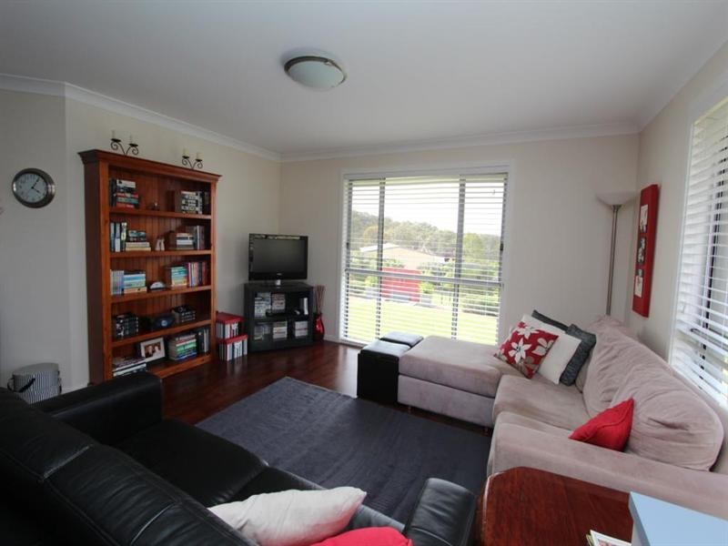 11 Parkes Drive, Tenterfield NSW 2372