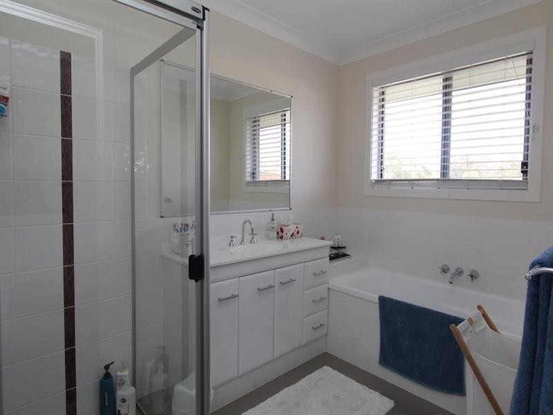 11 Parkes Drive, Tenterfield NSW 2372