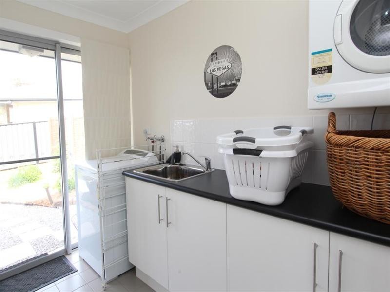 11 Parkes Drive, Tenterfield NSW 2372