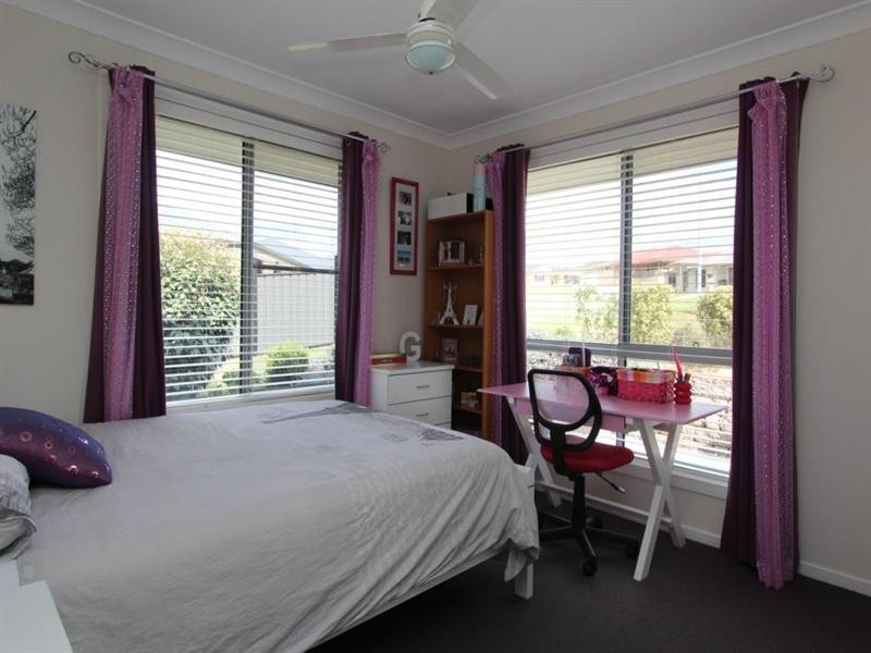 11 Parkes Drive, Tenterfield NSW 2372