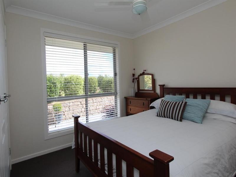 11 Parkes Drive, Tenterfield NSW 2372