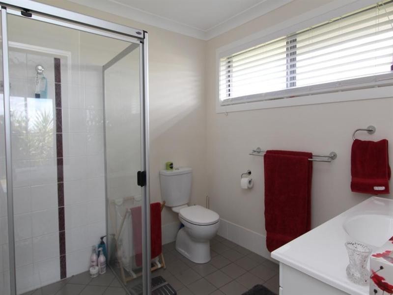11 Parkes Drive, Tenterfield NSW 2372