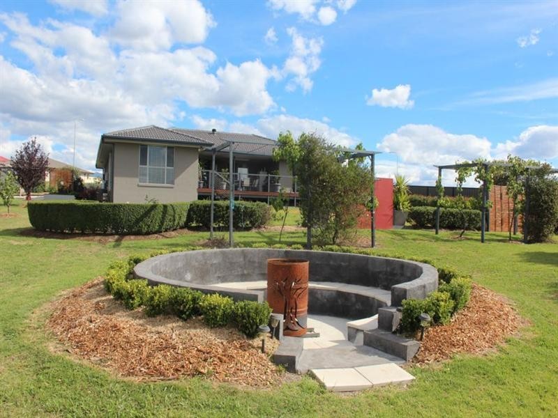 11 Parkes Drive, Tenterfield NSW 2372