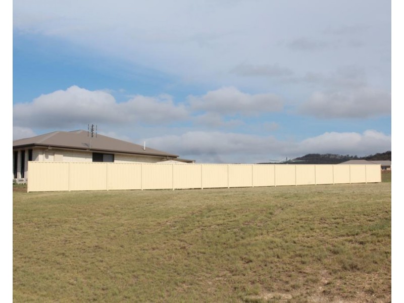 12 Parkes Drive, Tenterfield NSW 2372