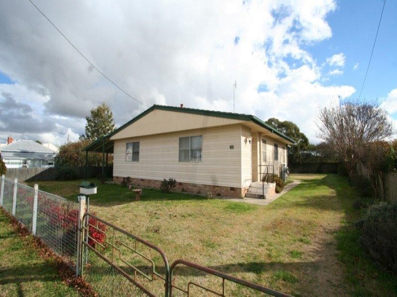 122 Logan Street, Tenterfield NSW 2372