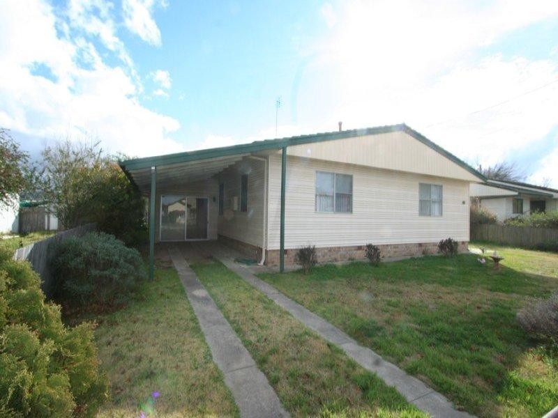 122 Logan Street, Tenterfield NSW 2372