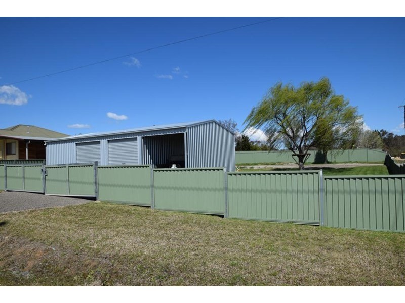 3 CLIVE Street, Tenterfield NSW 2372