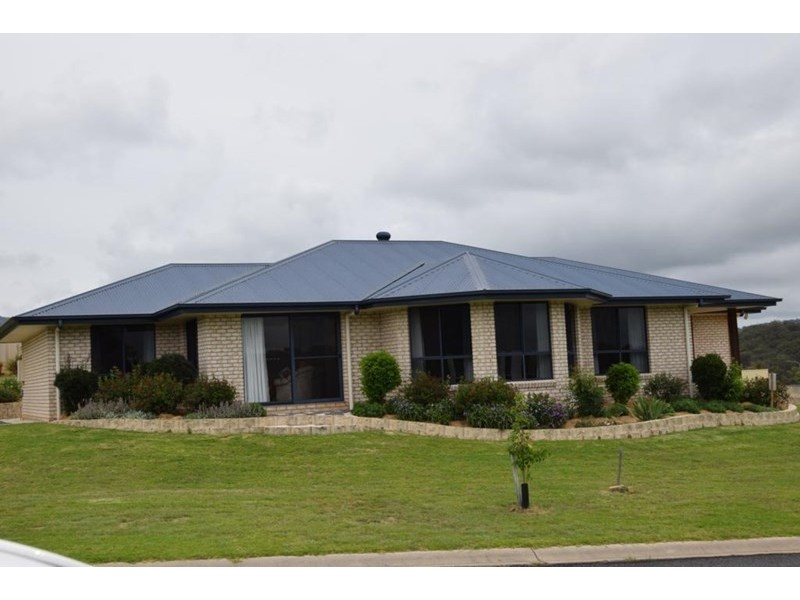 22 Parkes Drive, Tenterfield NSW 2372