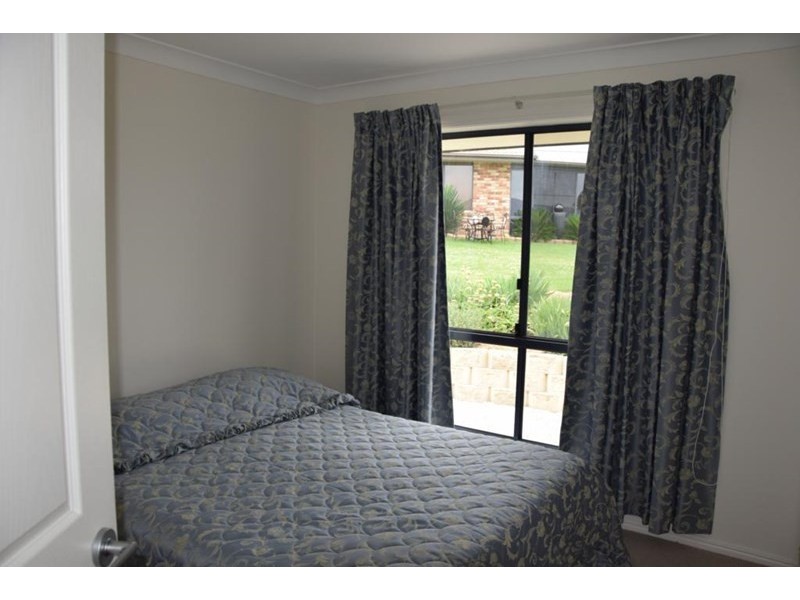 22 Parkes Drive, Tenterfield NSW 2372