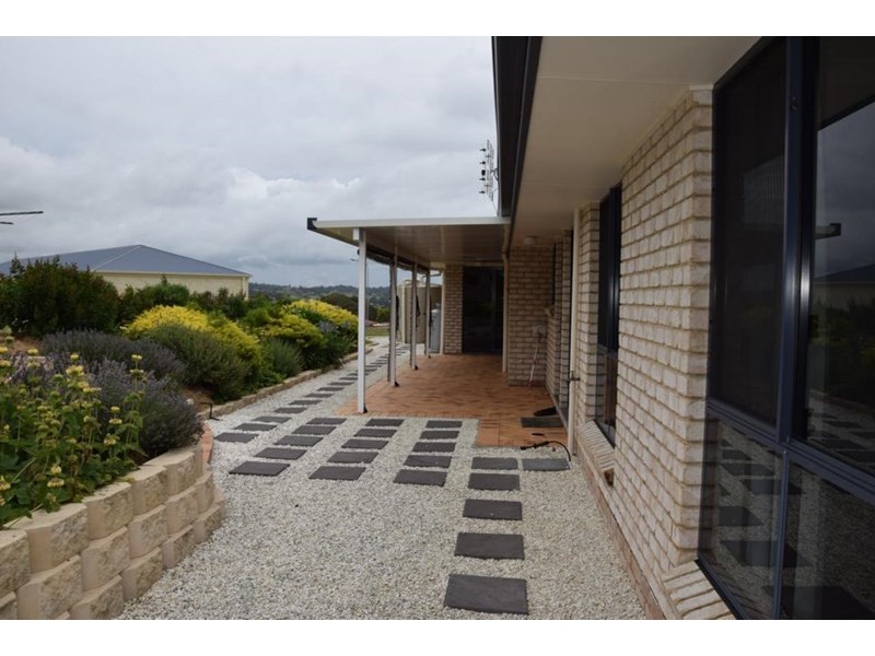 22 Parkes Drive, Tenterfield NSW 2372